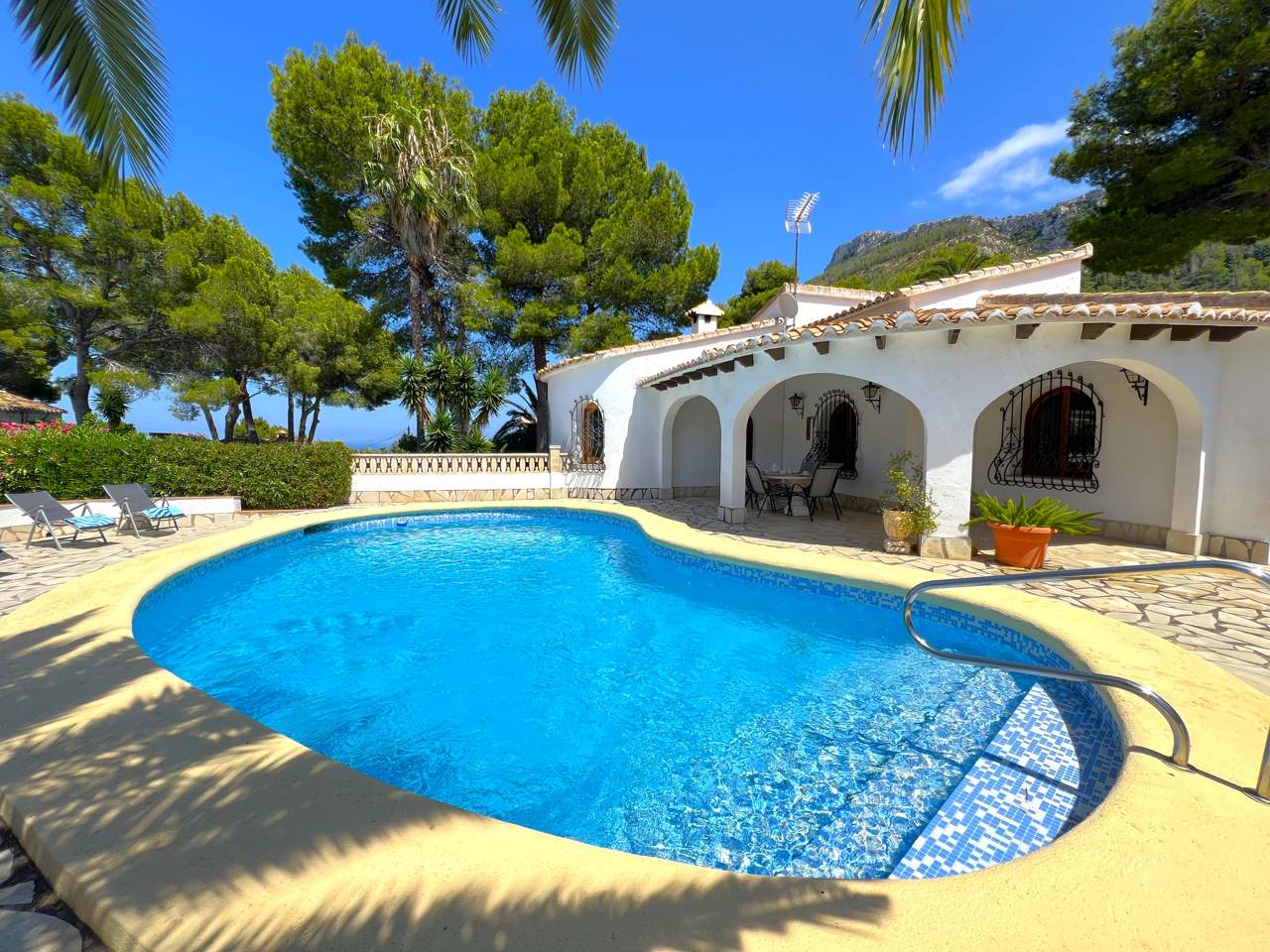 DEMO: piscina y fachada de otra villa en Dénia; no corresponde a Villa Isabel.